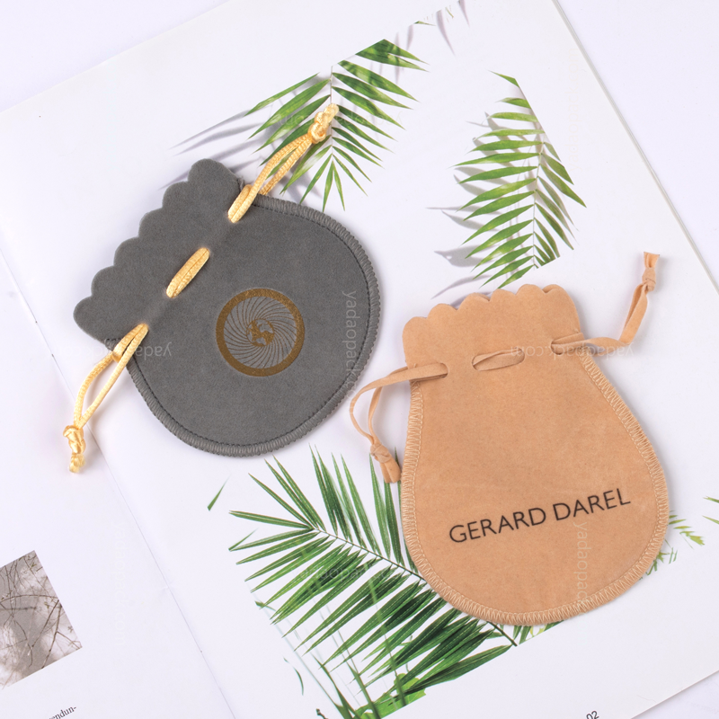 巾着のボトルの形でベルベットのパウチ