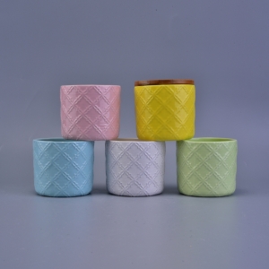 Flower Pattern Debossed Makukulay na Ceramic Candle Holder Na May Wooden Lid