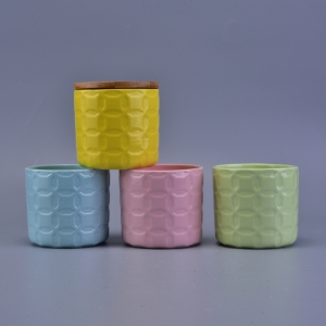 Flower Pattern Debossed Makukulay na Ceramic Candle Holder Na May Wooden Lid