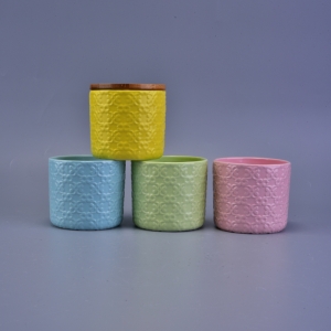 Flower Pattern Debossed Makukulay na Ceramic Candle Holder Na May Wooden Lid