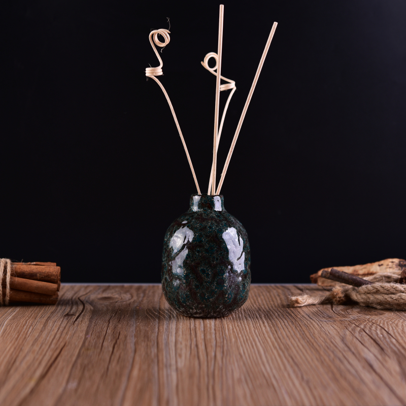 Round ceramic glazed diffuse bottle with reed
