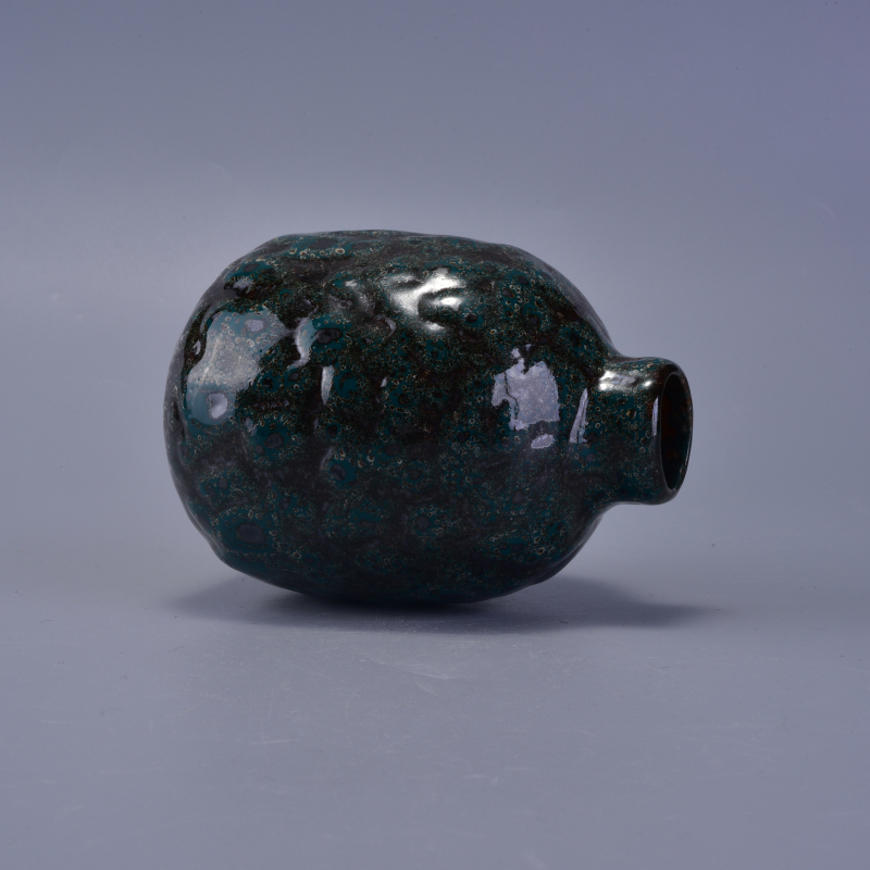 Round ceramic glazed diffuse bottle with reed
