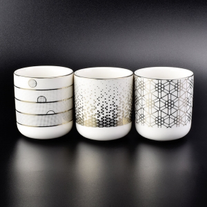 ginintuang dekorasyon ng puting ceramic candle holders na may bilog sa ilalim