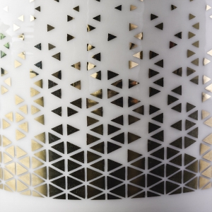 ginintuang dekorasyon ng puting ceramic candle holders na may bilog sa ilalim
