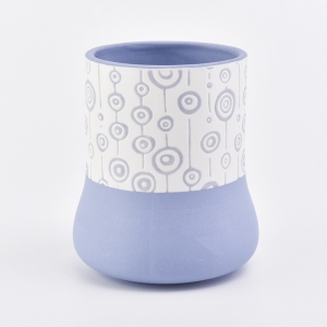 Ceramic candle jar na asul at puting kulay na may natatanging pattern