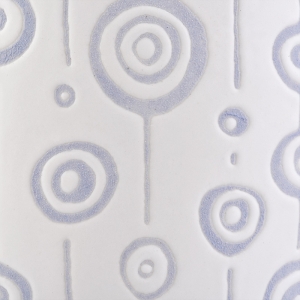 Ceramic candle jar na asul at puting kulay na may natatanging pattern