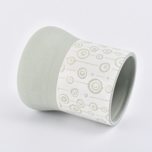 light green ceramic candle holder na may puting pattern