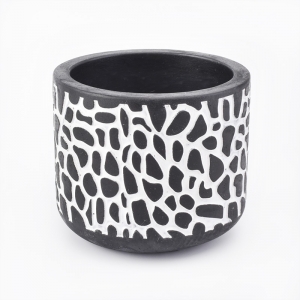 barattolo di candele nere con linee decorative bianche