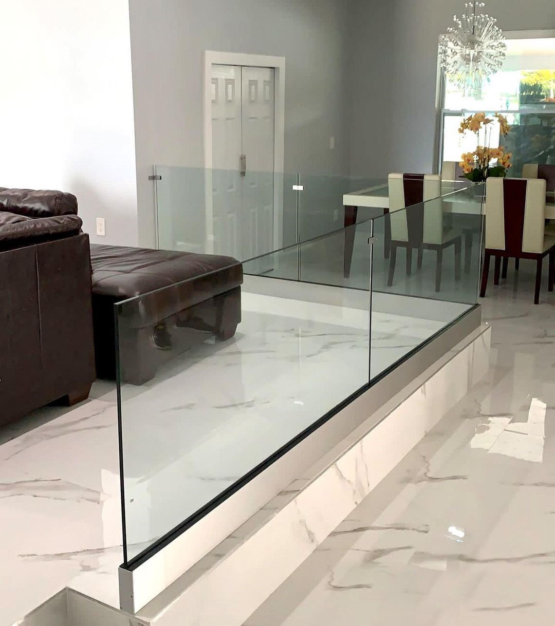 متعدد الوظائف تصريف المياه الصرف الصحي LED الألومنيوم الحوار الزجاجي لشرفة الدرج فيلا فيلا شقة مول شقة