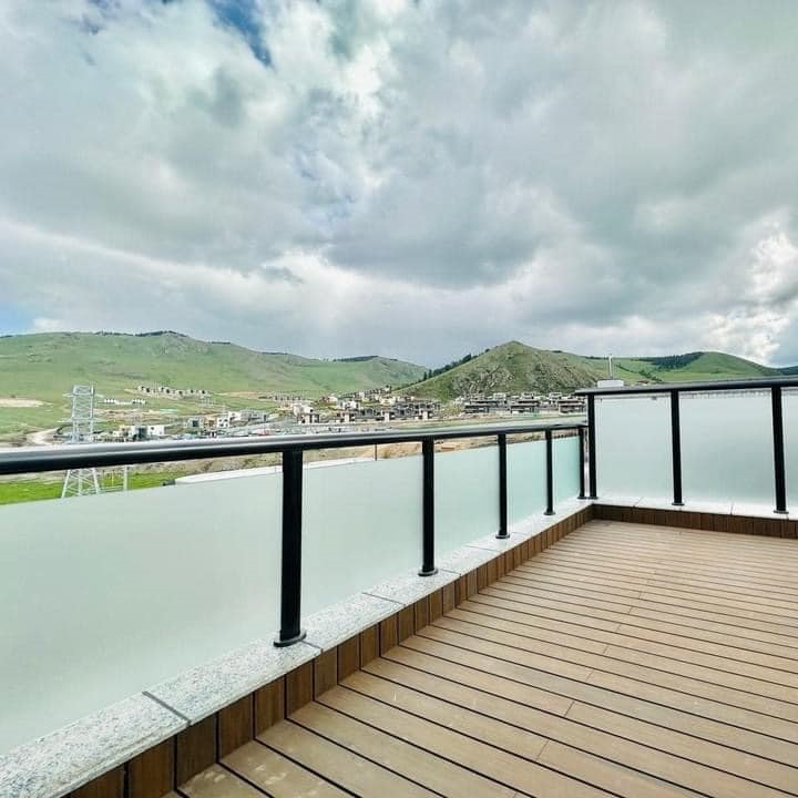 Βίλα στον τελευταίο όροφο Στήλη από γυαλί κιγκλίδωμα από ανοξείδωτο χάλυβα, κιγκλίδωμα πάνελ από ανοξείδωτο ατσάλι