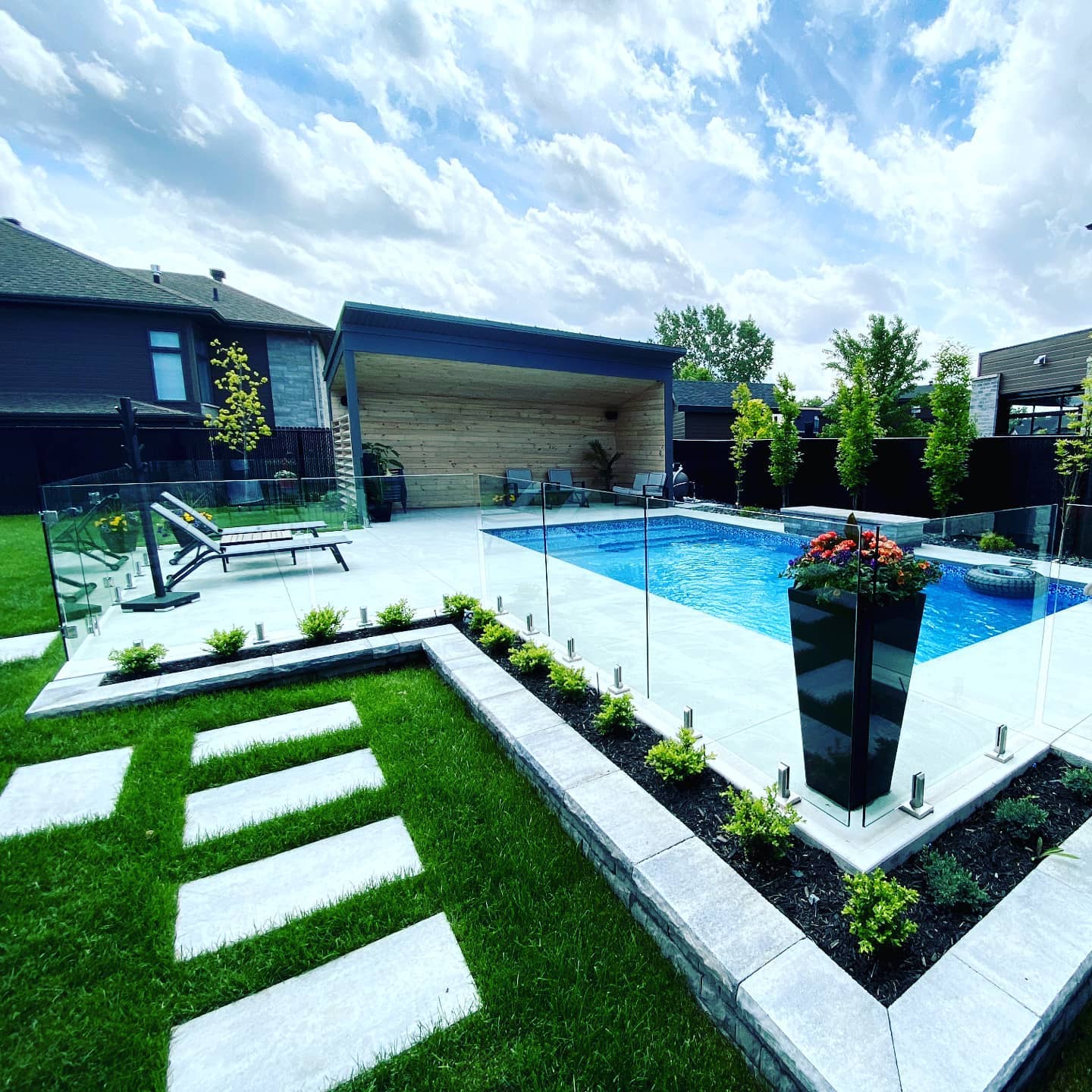 Wholesale Outdoor Safety Clear 12mm Tempered Glass Baluster Glass Fence Toughened Outdoor Glass Spigot Railing Pool Fence