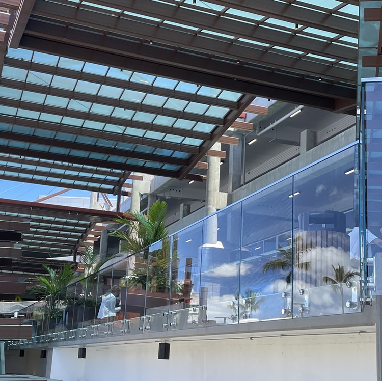 Erstklassige Abstandshalter aus Edelstahl für 12-mm-Glasgeländer für Treppen, Decks, Bodenbeläge, montiert mit Hochglanz-Finish