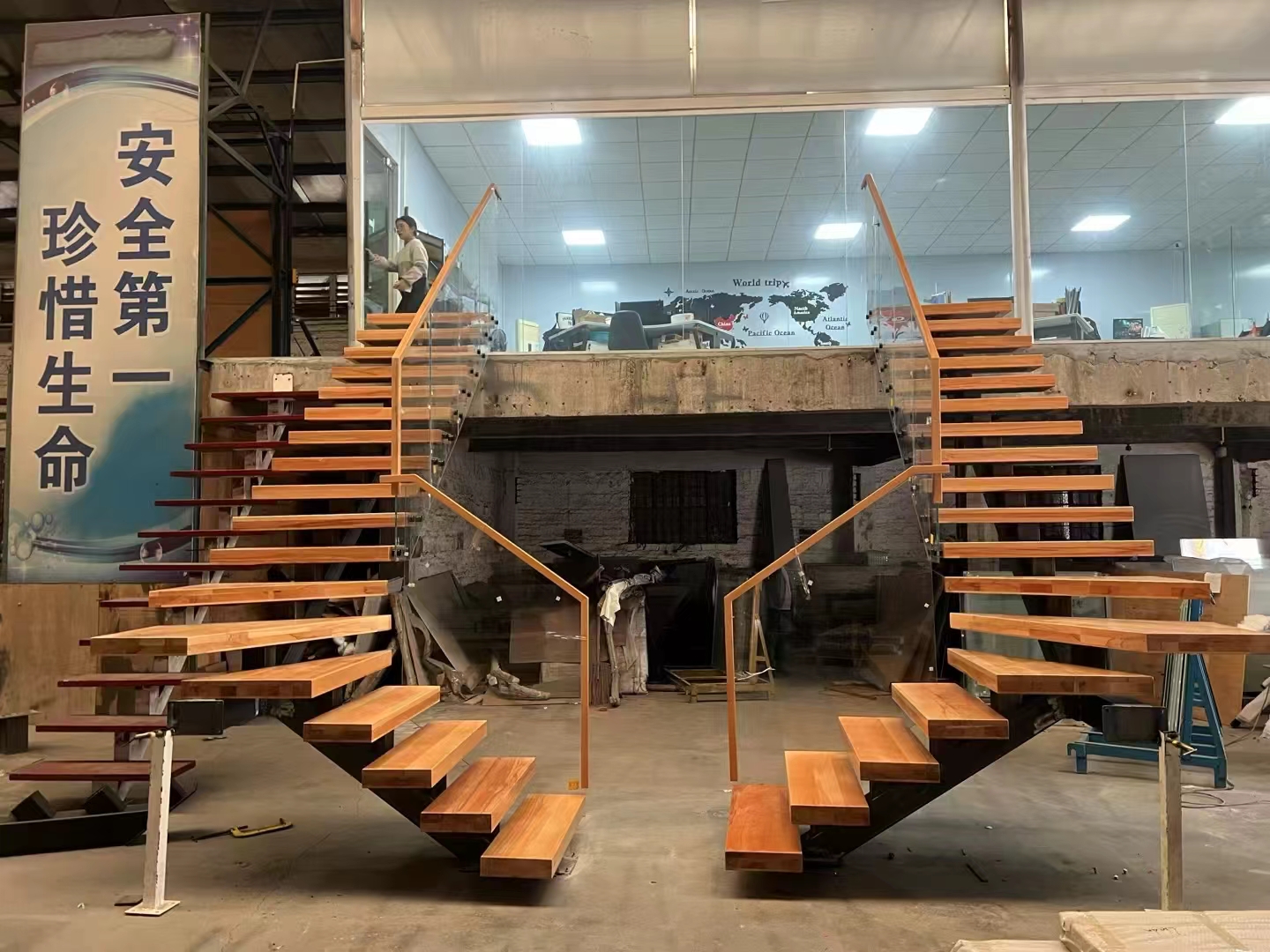 Ξύλο πέλμα στροφών που επιπλέουν ευθεία σκάλες κεντρική σπονδυλική στήλη με σκάλες από γυαλί χωρίς πλαίσιο