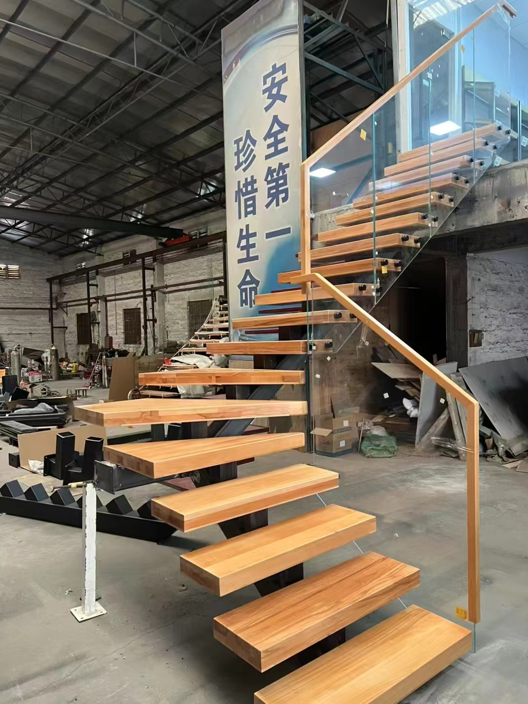 Einfach zu installierende DIY-schwimmende Treppe Kit Langlebige Metall- und Eisen-Holzglasstufen für Hausbesitzer Villas & Apartments