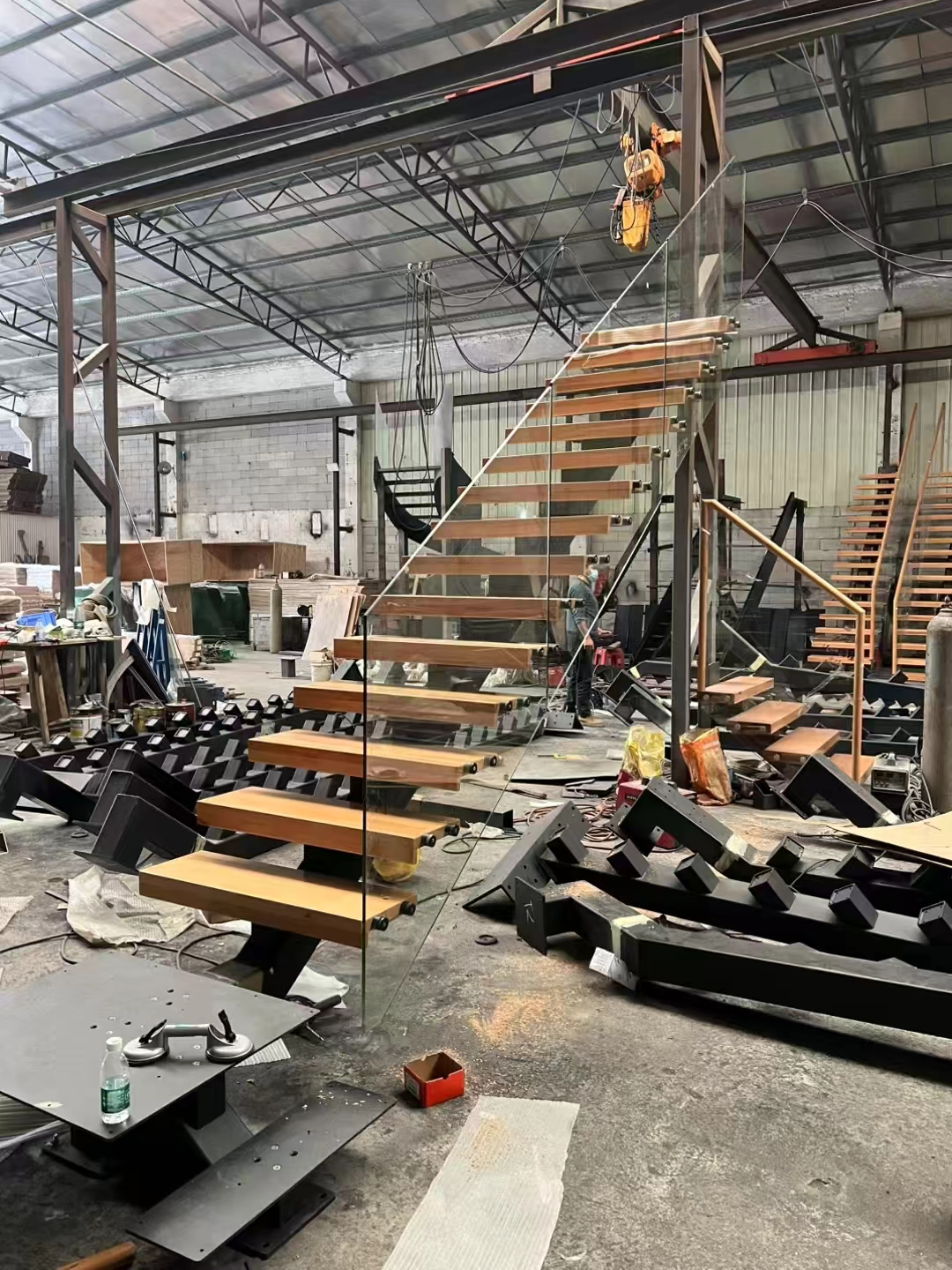 Einfach zu installierende DIY-schwimmende Treppe Kit Langlebige Metall- und Eisen-Holzglasstufen für Hausbesitzer Villas & Apartments