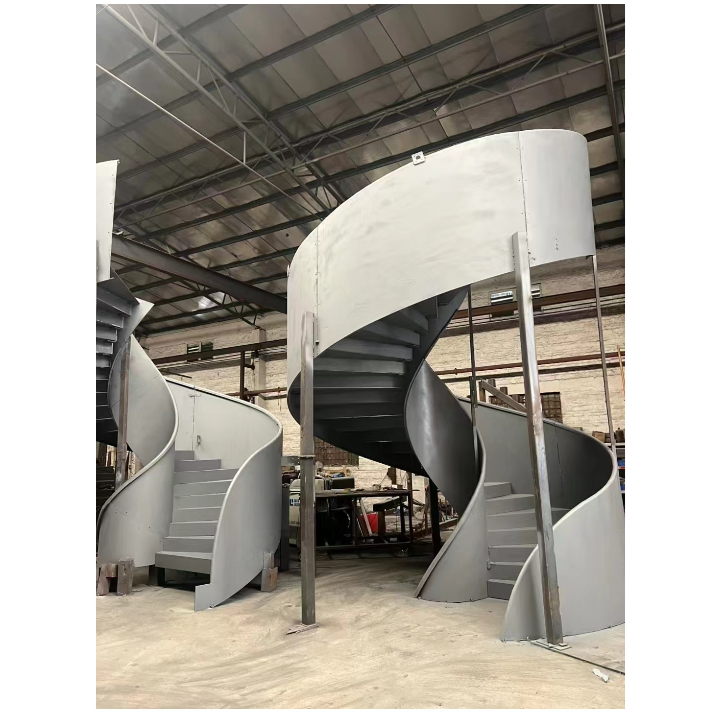 Customisierte klassische Innenarchitektur von schmiedeeisen Holz gebogene Treppe aus China Treppe Shenzhen Factory