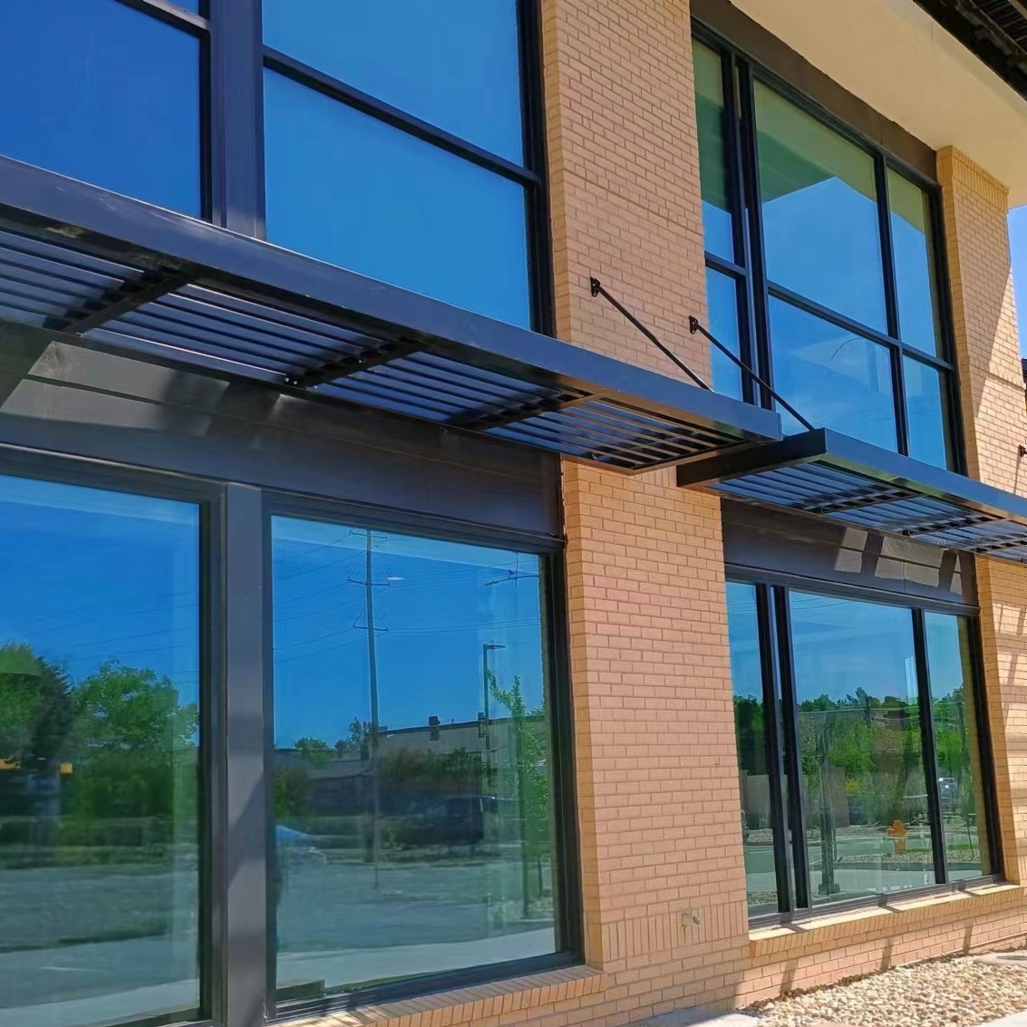 Räätälöidyt kaupalliset modernit vedenkestävät alumiiniset pation katosmarkiisit