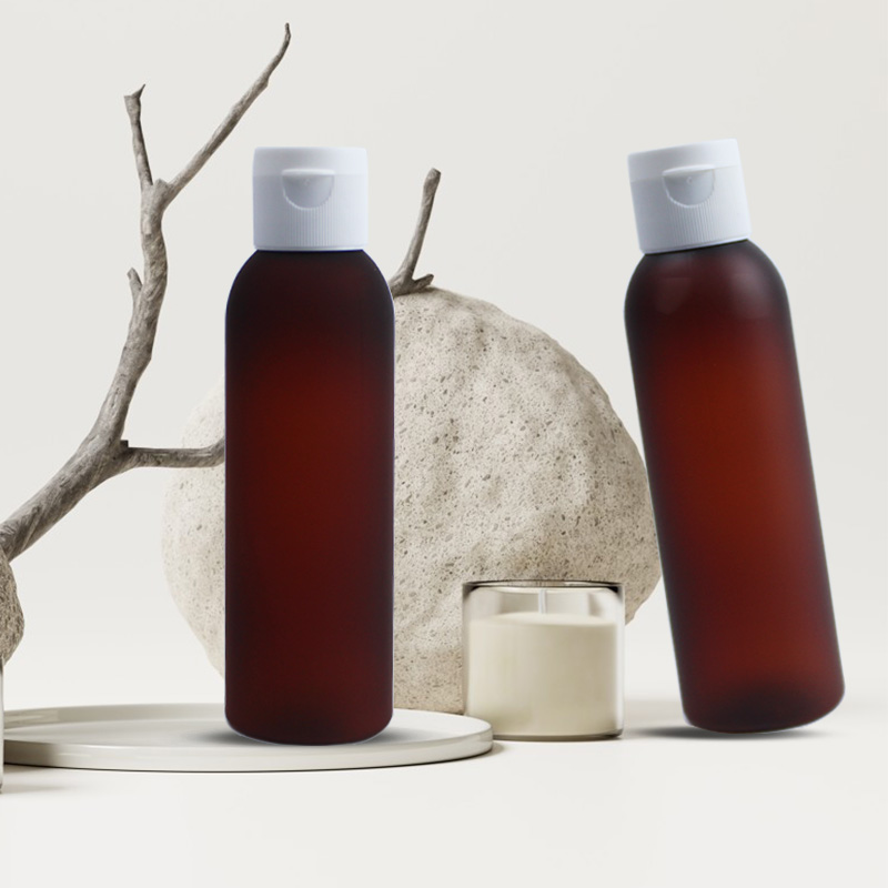 Matte bernsteinfarbene Plastikflasche mit kosmetischer Lotion