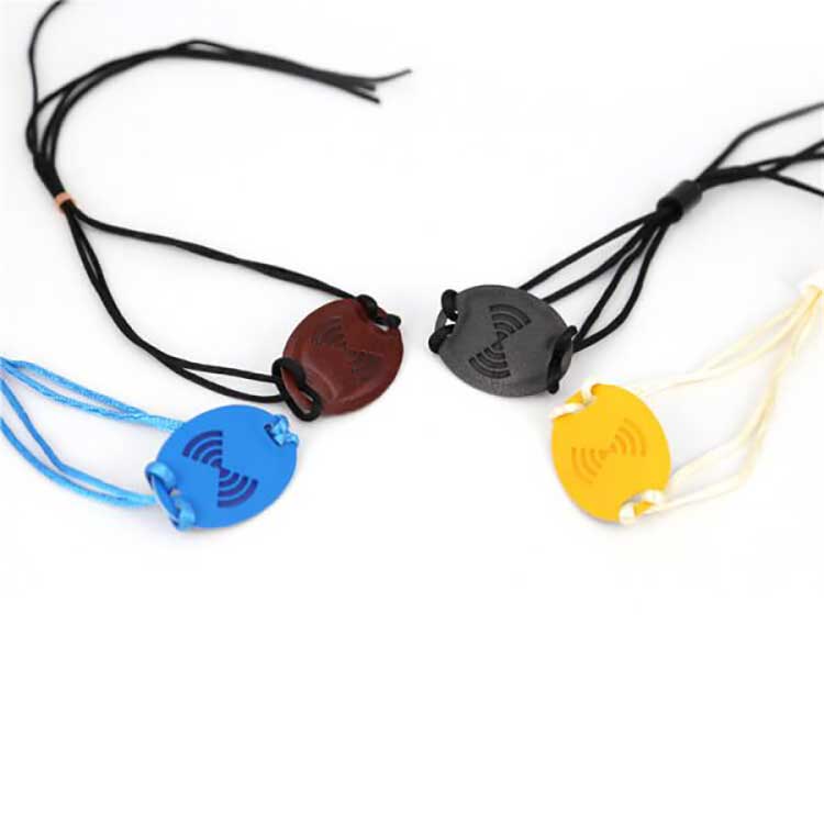 Produttore di braccialetti RFID personalizzati con cinturino in pelle PU NFC
