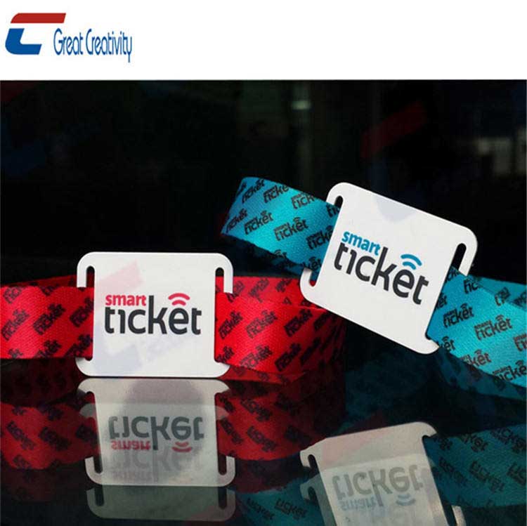 Produttore di braccialetti da festival estensibili con cinturino in legno tessuto NFC