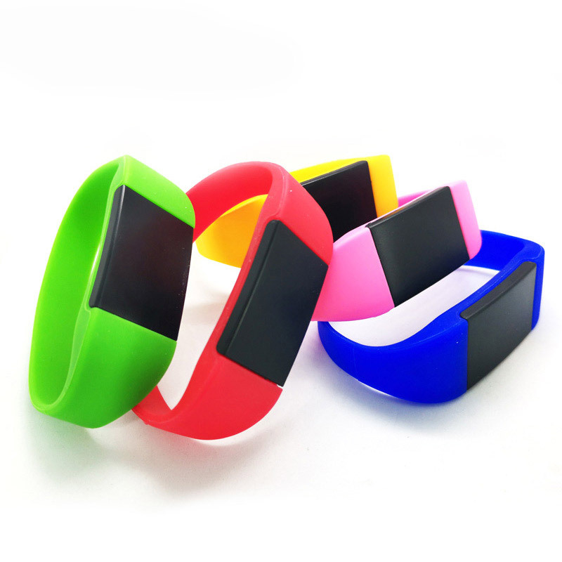 五颜六色的智能防水手镯125KHz RFID腕带EM4100/TK4100/T5577 NFC硅胶腕带，用于游泳