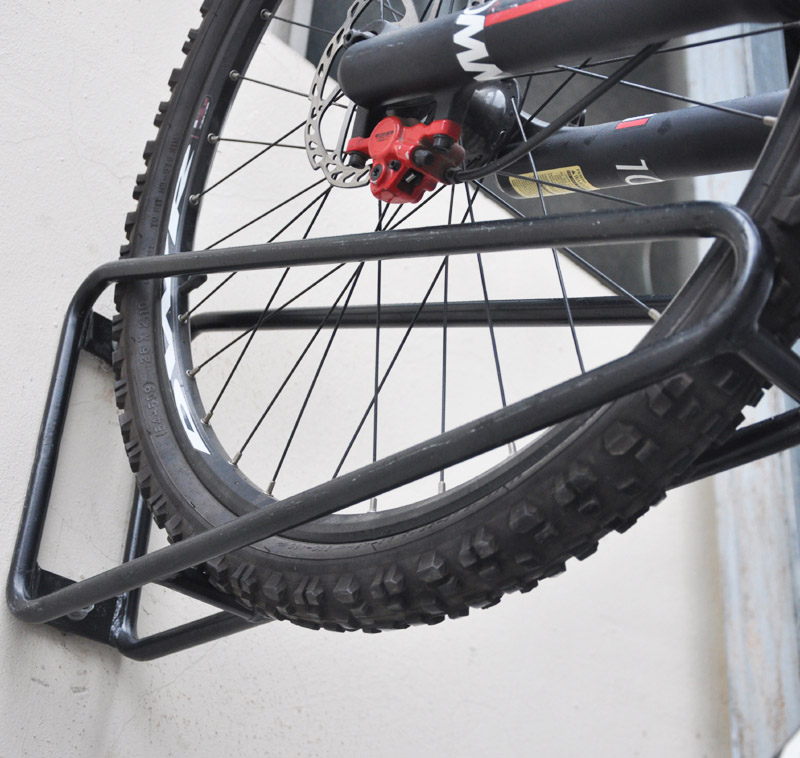 China Suporte de bicicleta triangular montado na parede fabricante