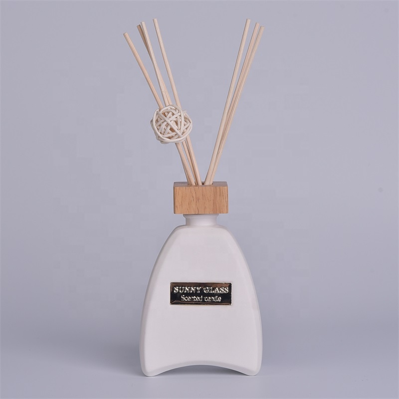 Fragrance ceramic aroma diffuser bottle with reed for home decor wholesale