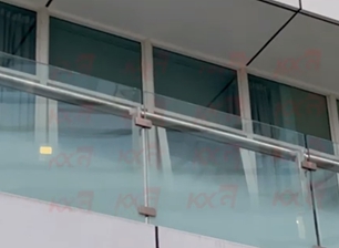 درابزين زجاجي مع إحساس ضبابي