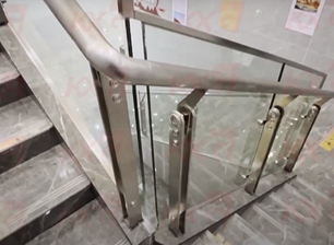 Hindi Regular na Salamin sa Rehas Sa Mga Pampublikong Lugar