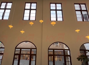 የተከለለ የመስታወት መስኮት በንግድ ጎዳና