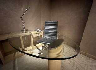 កញ្ចក់តុមូលនៅក្នុងសណ្ឋាគារ