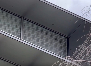 Kính ốp tường với hoa văn khác nhau