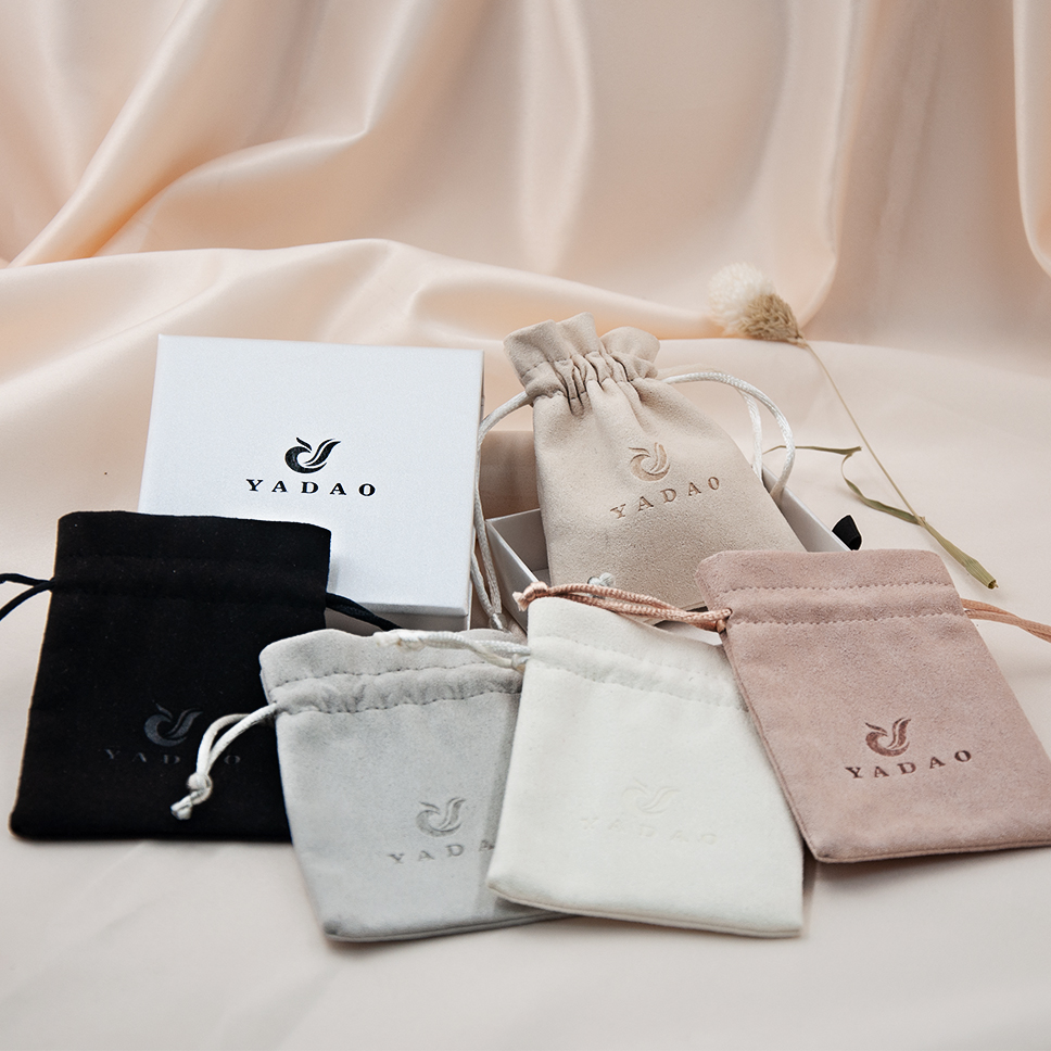 Die pfirsichrosa Schmuckverpackung und der Beutel von Yadao mit Bandverschluss können mit einer Schleife verknotet werden