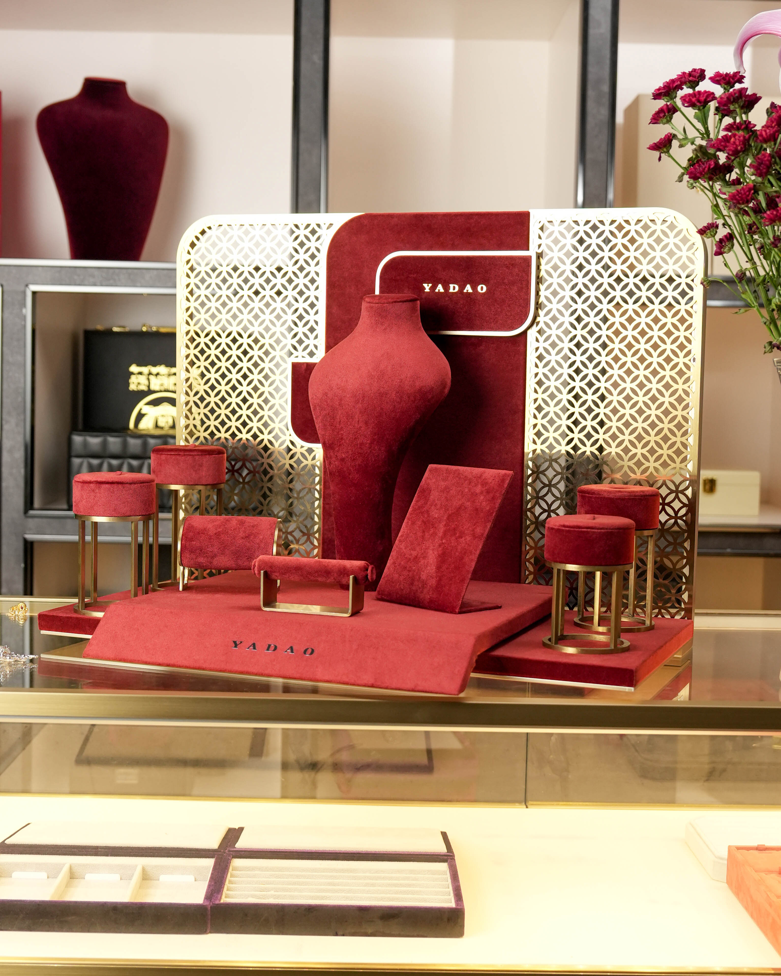 China Luxury Maroon Velvet Jewelry Display Set Window Display Props jewelry Stands in Store and Exhibition manufacturer