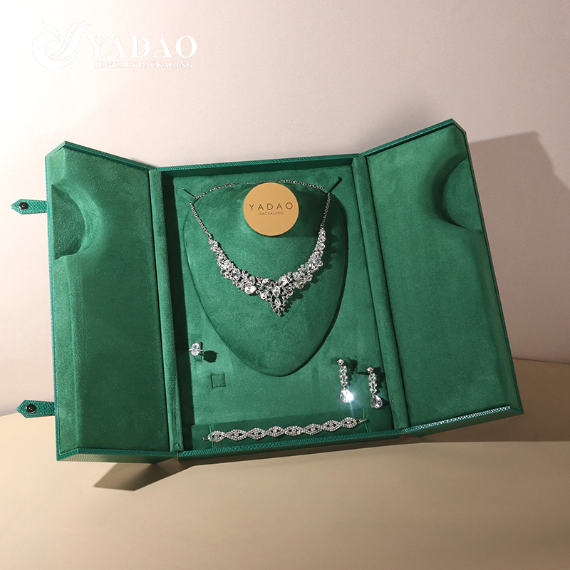 YADAO Luxury Green PU Leather Jewelry Display Case with Magnetic Double-Door