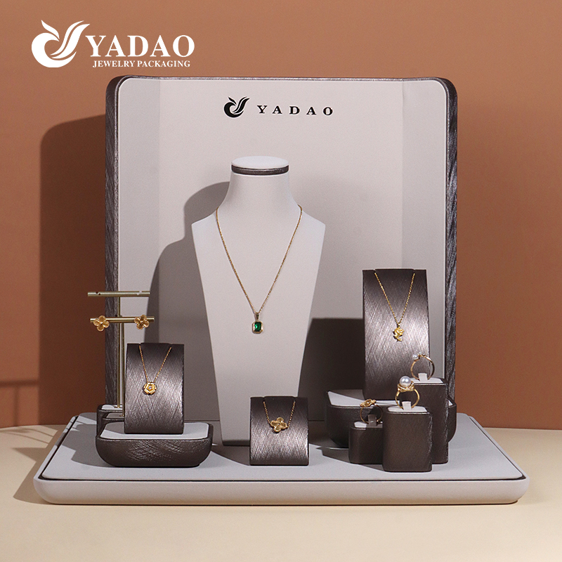 مجموعة عرض مجوهرات خشبية رمادية فاخرة تقف على نافذة العرض في المتجر والمعرض