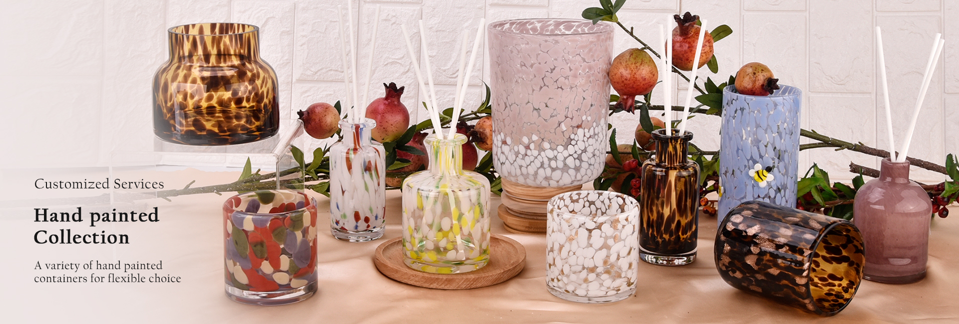 Pintar a mano tarros de velas y botellas difusoras.