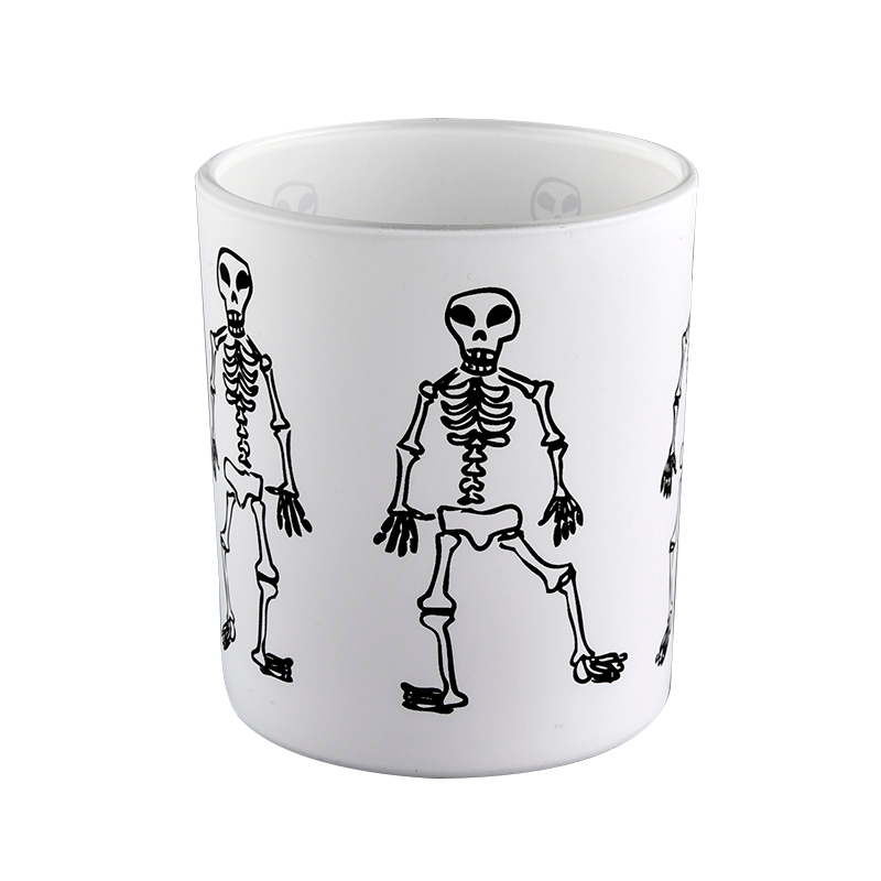 Fabriksdirekte Halloween hvid matte stearinlyskrukke med sort kranium mand graffiti mønster
