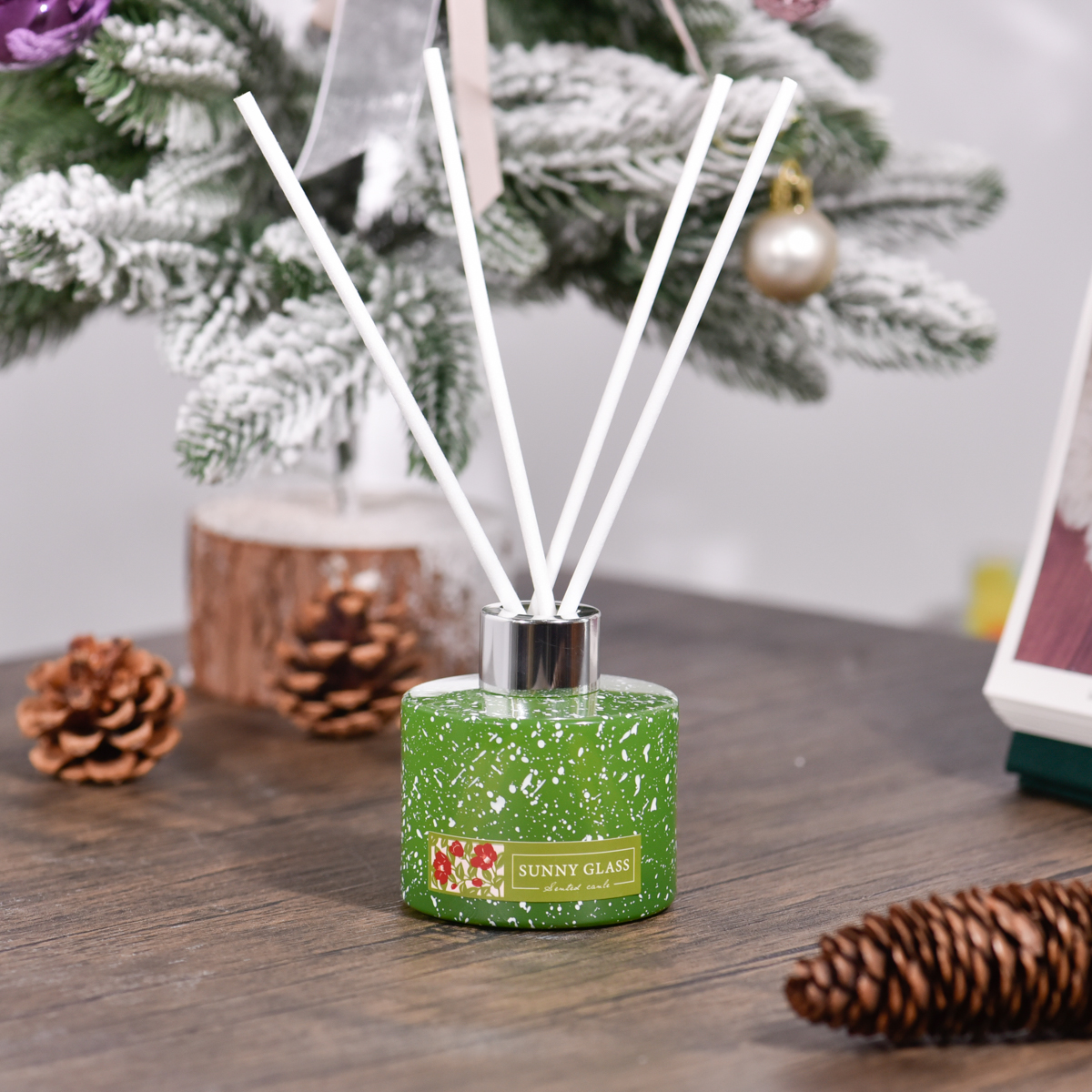 Wholesale customized green christmas glass diffuser bottles for home gift