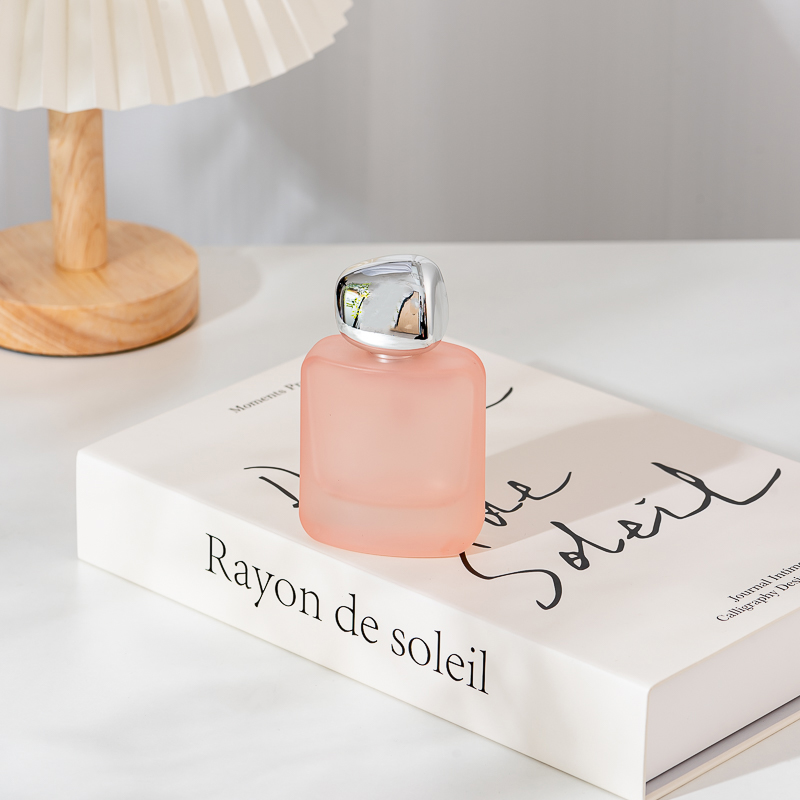 Wholesale matte powder square silver cap exquisite refillable spray perfume bottle