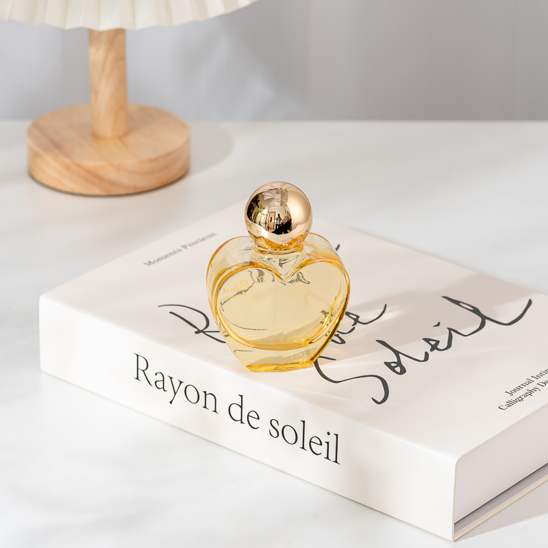 حاوية عطر على شكل قلب بغطاء ذهبي كروي سعة 50 مل