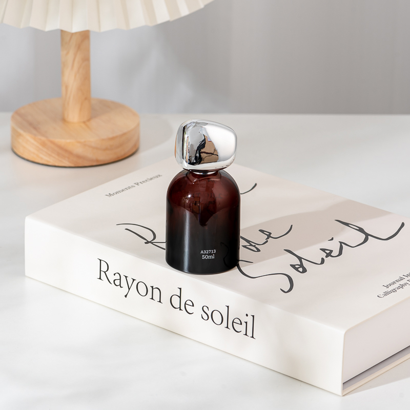 زجاجة عطر بالجملة مع غطاء هندسي فضي اللون باللون البني العنبر