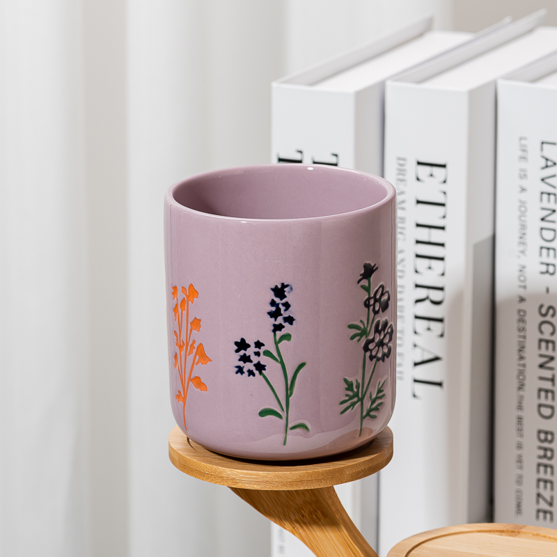 Tarros de velas de cerámica con relieve de flores silvestres de color rosa polvoriento al por mayor