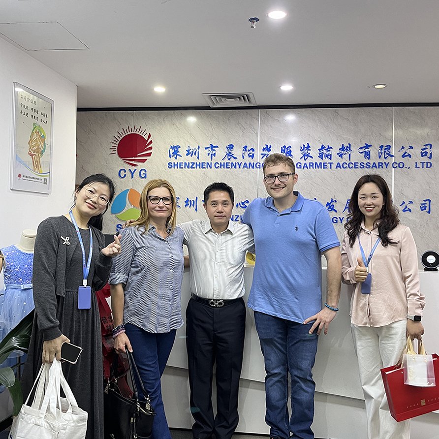Shenzhen Chenyangguang Garment Accessories Co., Ltd. uzņem klientus no Polijas