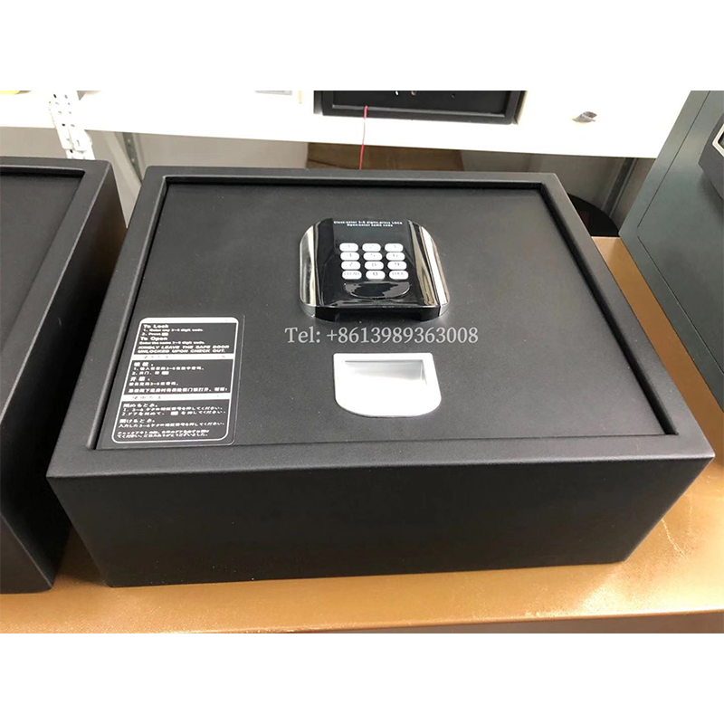 Открытый сейф в отеле