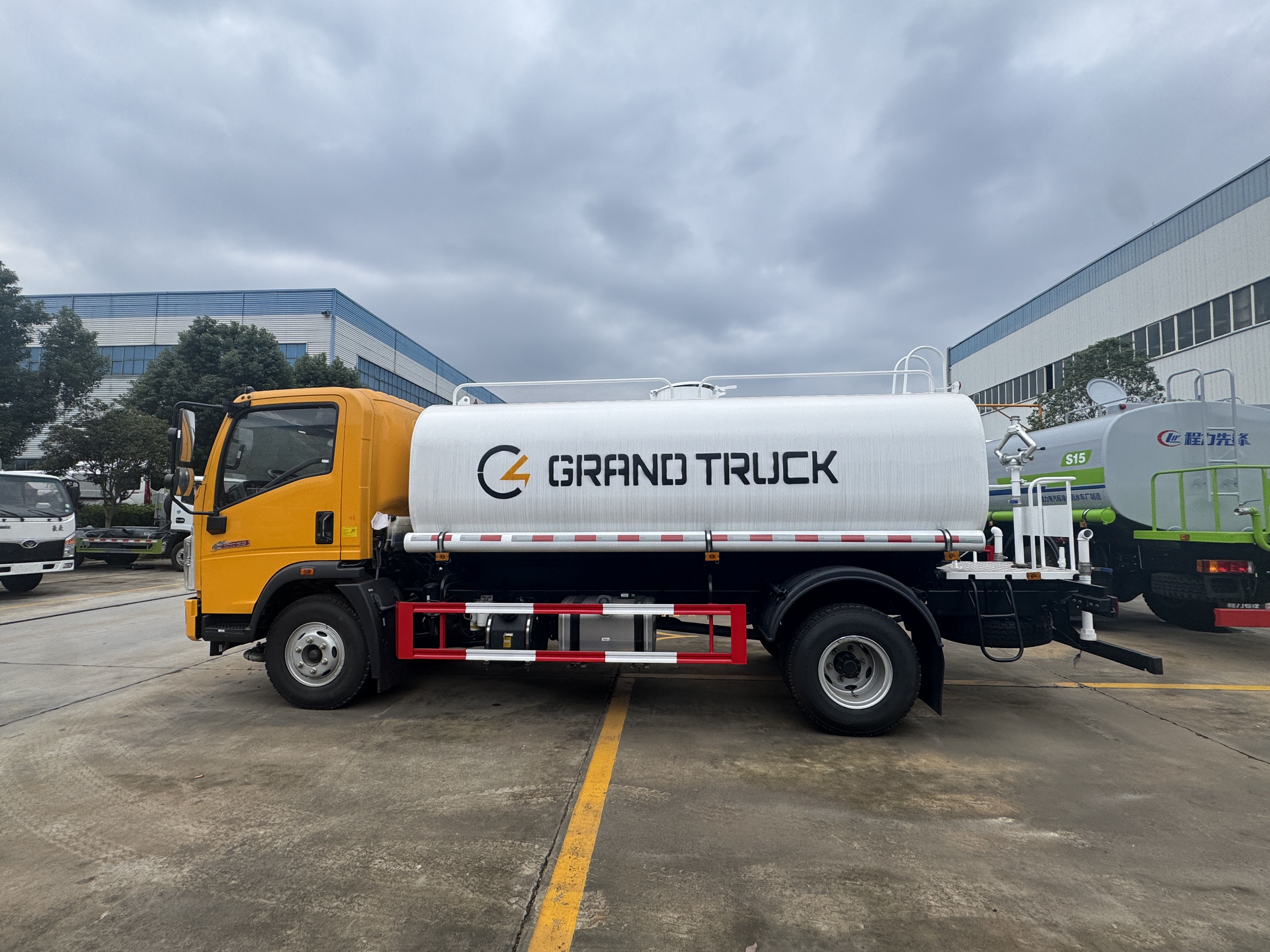 La plus grande base de production de camions-citernes à eau du Hubei : la production annuelle dépasse 10 000 unités, établissant une nouvelle référence pour l'industrie