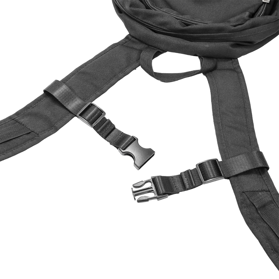 Регулируемый ремень на грудине рюкзака на липучке с быстроразъемной пряжкой, обеспечивающий устойчивую переноску