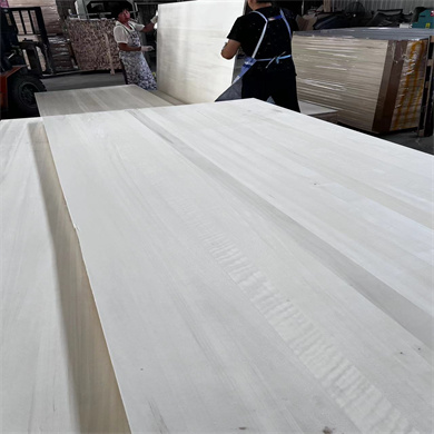 Hurtownia mieszana topoli, sosny, paulowni i desek z drewna litego