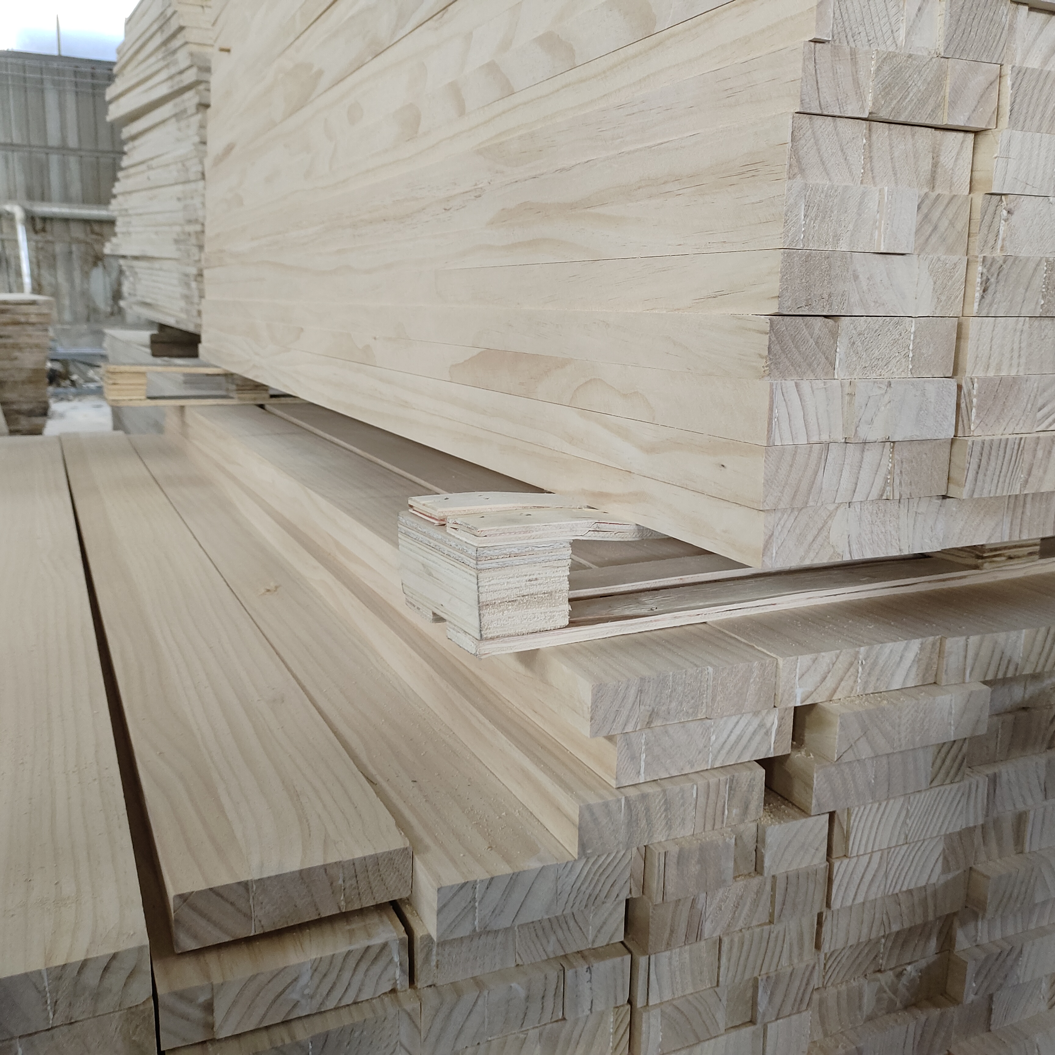 China supplies pine and radiata pine boards and radiata pine slats.