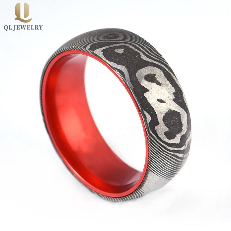 Neuer Stil 8mm gewölbter schwarzer Damaskus-Stahlring mit rotem Aluminium-Innenband